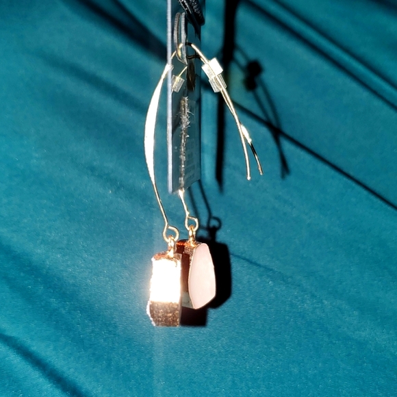 Au Natural Hypoallergenic Rose quartz like pink stone gold drop geode earrings - Picture 4 of 6